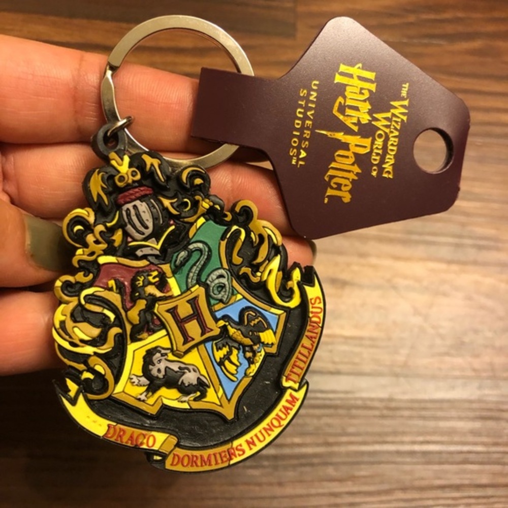 Universal Studios Wizarding World Harry Potter Hogwarts Crest Keychain